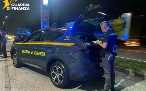 Scoperti 22 lavoratori irregolari (18 in nero) e 15 apparecchi slot attivi in orari non consentiti