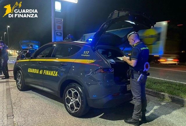 Scoperti 22 lavoratori irregolari (18 in nero) e 15 apparecchi slot attivi in orari non consentiti