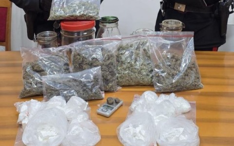 Scoperto il bazar della droga, arrestato un uomo di 33 anni