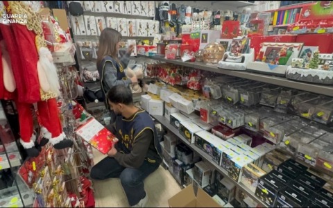 Sequestrati migliaia di addobbi di Natale non sicuri