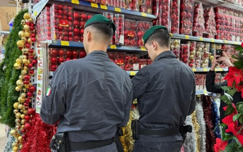 Sequestrati oltre 500mila articoli natalizi non conformi e maxi multa da 330mila euro
