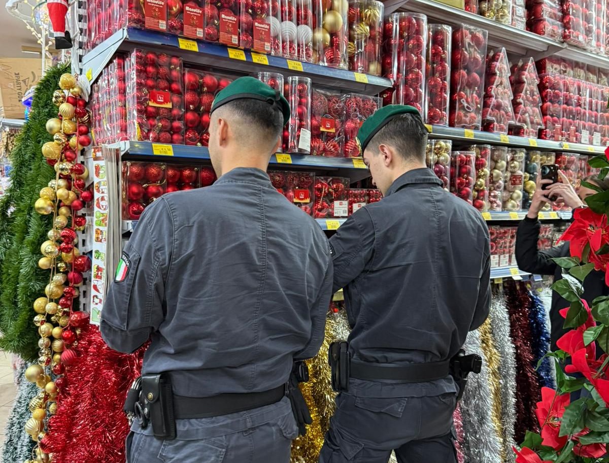 Sequestrati oltre 500mila articoli natalizi non conformi e maxi multa da 330mila euro