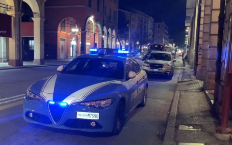 Sfonda la vetrina di un parrucchiere e ruba la cassa, arrestato poco dopo