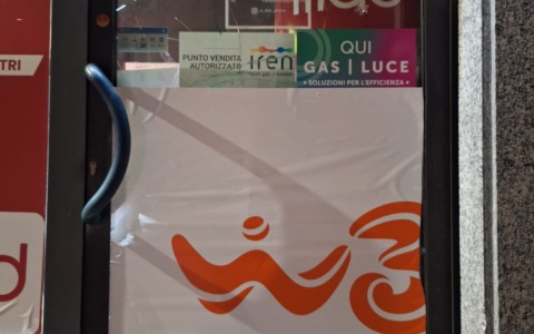 Sfondano la porta con un tombino e svuotano il negozio