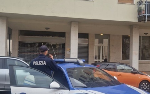 Sfrattato, appicca per protesta otto incendi dolosi nel condominio: arrestato un 74enne