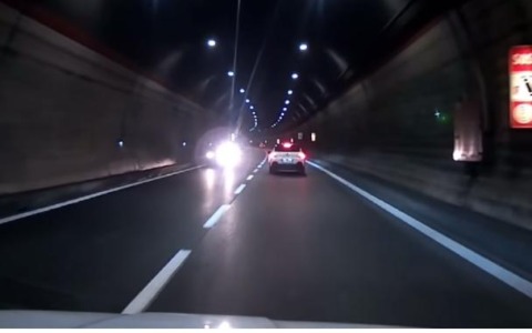 Shock lungo la Ss36: auto contromano nel tunnel del Barro