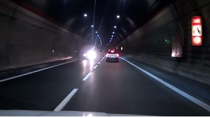 Shock lungo la Ss36: auto contromano nel tunnel del Barro