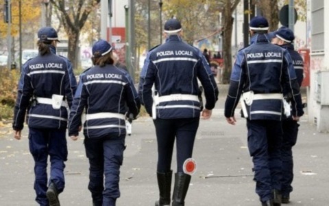 Si finge poliziotto e ruba 40mila euro di gioielli a una signora: arrestato 45enne