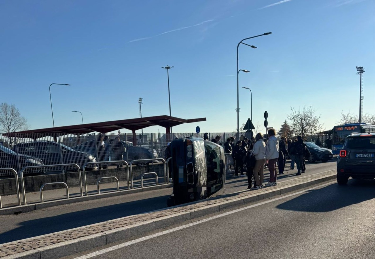 Si ribalta con l’auto davanti a scuola, ma il mezzo era rubato: denunciata