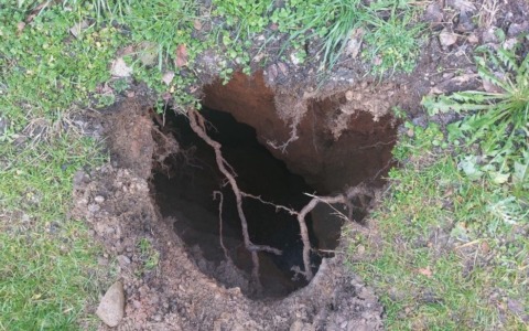 Si rompe un tubo dell’acqua e un uomo viene inghiottito in una voragine nel terreno: miracolato