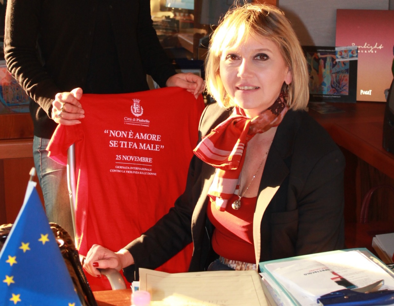 Sindaca vittima di una stalker: “Il  braccialetto elettronico non è una sicurezza”