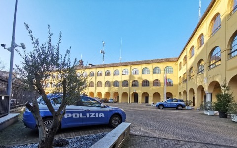 Smercia banconote false nei negozi del centro: beccato e denunciato dalla polizia