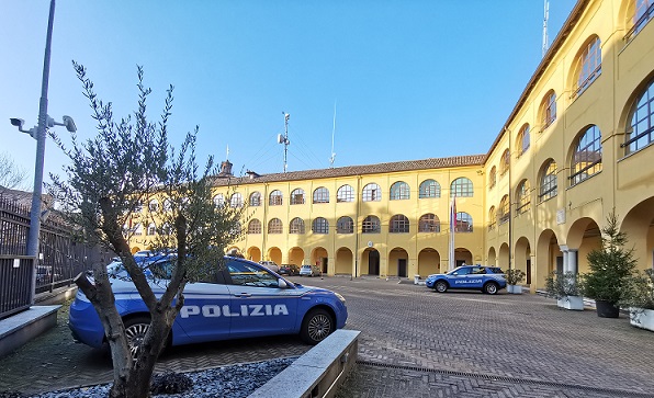 Smercia banconote false nei negozi del centro: beccato e denunciato dalla polizia