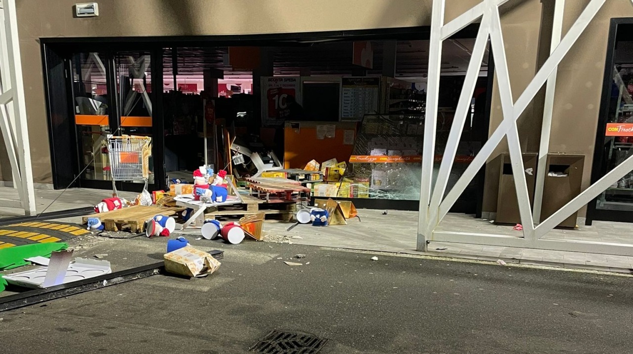 Spaccata nella notte alla Conad: fuga contromano e incidente alla rotonda