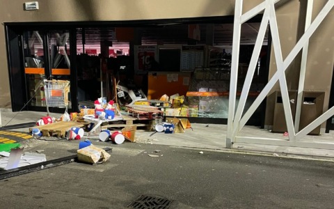 Spaccata nella notte alla Conad: fuga contromano e incidente alla rotonda