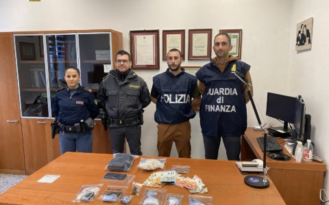Spaccio nei boschi della Valtellina: scatta il blitz all’alba, due arresti e droga sequestrata