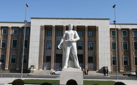 Spari e minacce per la droga, condannato Cavallo Pazzo