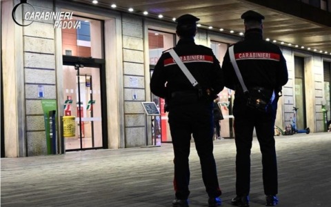 Spranghe di ferro e violenza nel piazzale della Stazione: intervengono i Carabinieri