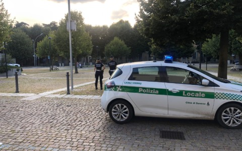 Tampona, non si ferma e non ha la patente: denunciato