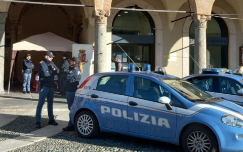 Tenta il furto in un supermercato, poi prende a calci e spallate gli agenti: arrestata