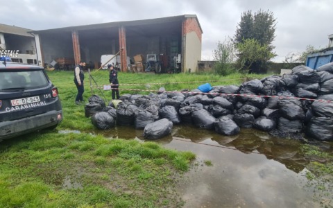 Tonnellate di rifiuti in gomma abbandonate: denunciata azienda del Novarese