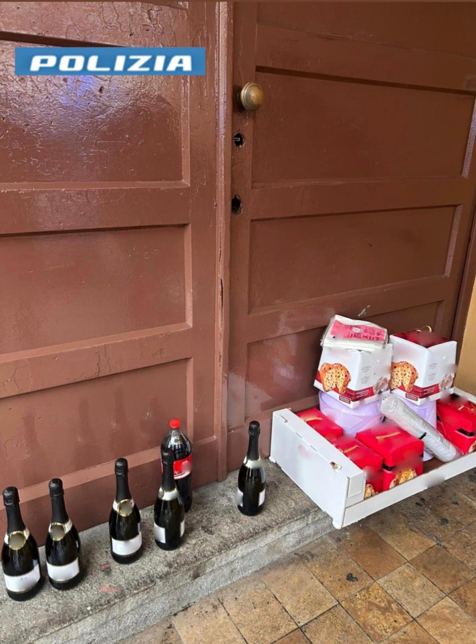 Torino, residenti del quartiere Vanchiglia fanno gli auguri alla polizia impegnata in corso Regina