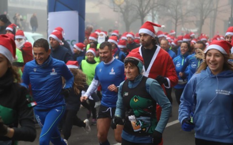 Torna la Babbo run, corsa solidale dei Babbi Natale