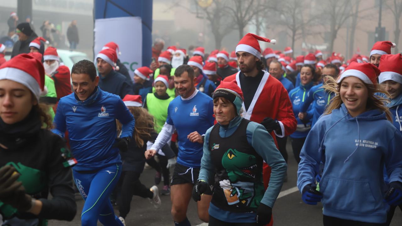 Torna la Babbo run, corsa solidale dei Babbi Natale