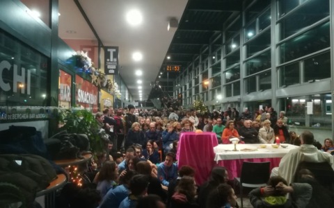 Torna la messa di Natale in stazione a Bergamo: il ricavato ai senzatetto del Galgario