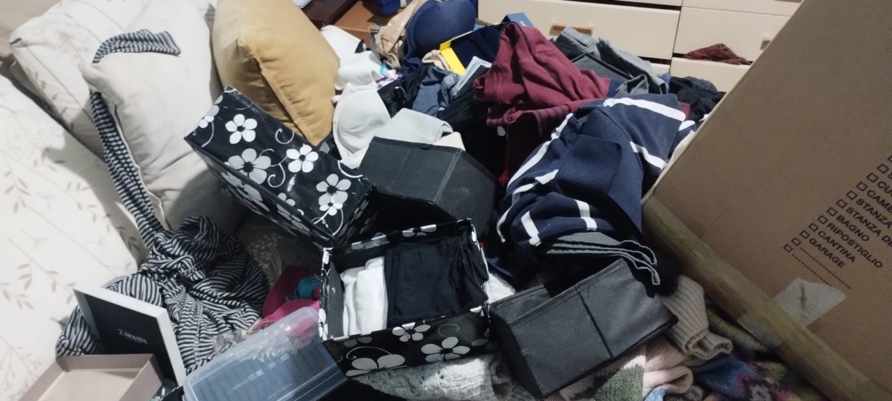 Tornano e trovano i ladri in casa. Quando riescono a entrare l’appartamento è devastato