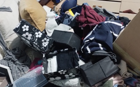 Tornano e trovano i ladri in casa. Quando riescono a entrare l’appartamento è devastato