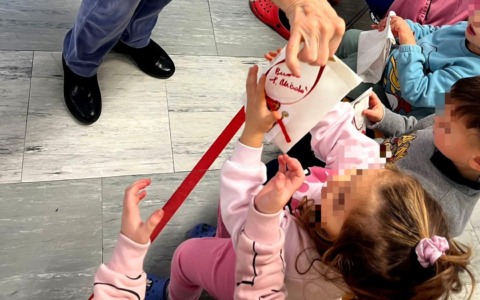 Tradizione che unisce le generazioni: a San Nicolò la consegna delle mele ai bambini