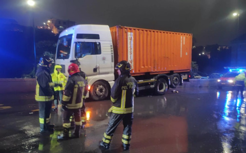 Tragedia in Via Cantore: autoarticolato investe pedone e lo trascina per oltre due chilometri.