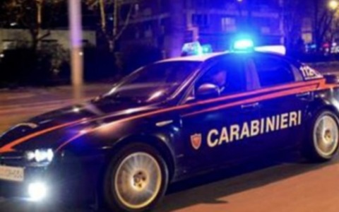 Travagliato, minaccia i carabinieri con un coltello e si barrica in casa