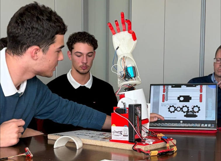 Tre giovani brillanti hanno creato il braccio robotico Rednsnapper