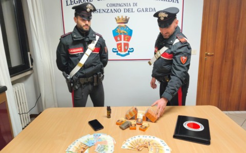 Trovato con due chili di hashish a bordo della sua auto: scattano arresto e sequestro