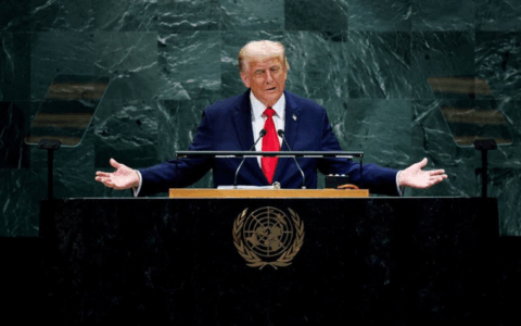 Trump: “Deluso da Zelensky. Non ha letto il piano di pace”. Il presidente ucraino oggi a Londra