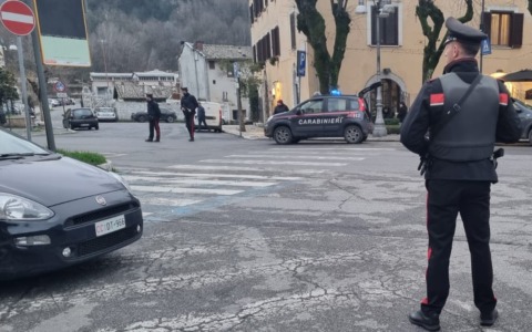 Ubriaco aggredisce carabinieri, arrestato 43enne