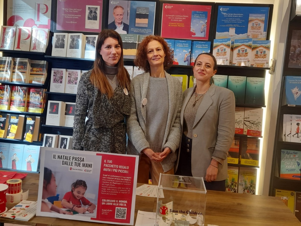Un pacchetto regalo e una donazione nelle librerie Feltrinelli per aiutare Save the Children