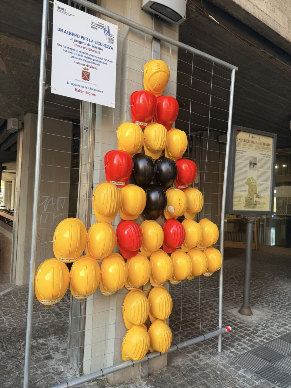 Un simbolo natalizio per la sicurezza sul lavoro: l’albero di Natale con i caschi antifortunistici