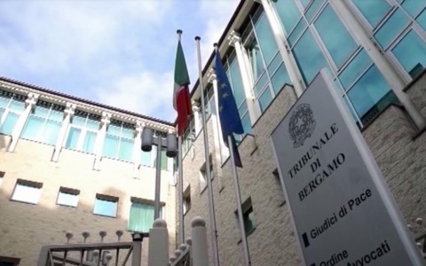 «Una notte mandò le pompe funebri a casa dei miei genitori. Sono entrambi vivi». Un ex prete denuncia l’ex compagno