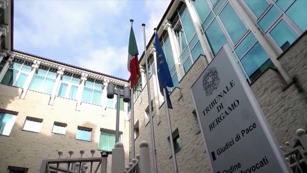 «Una notte mandò le pompe funebri a casa dei miei genitori. Sono entrambi vivi». Un ex prete denuncia l’ex compagno