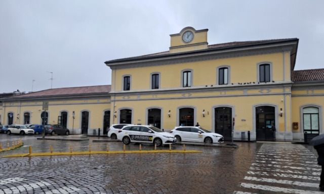 Urina davanti alla stazione di Pavia, gli agenti lo fermano e lui li minaccia