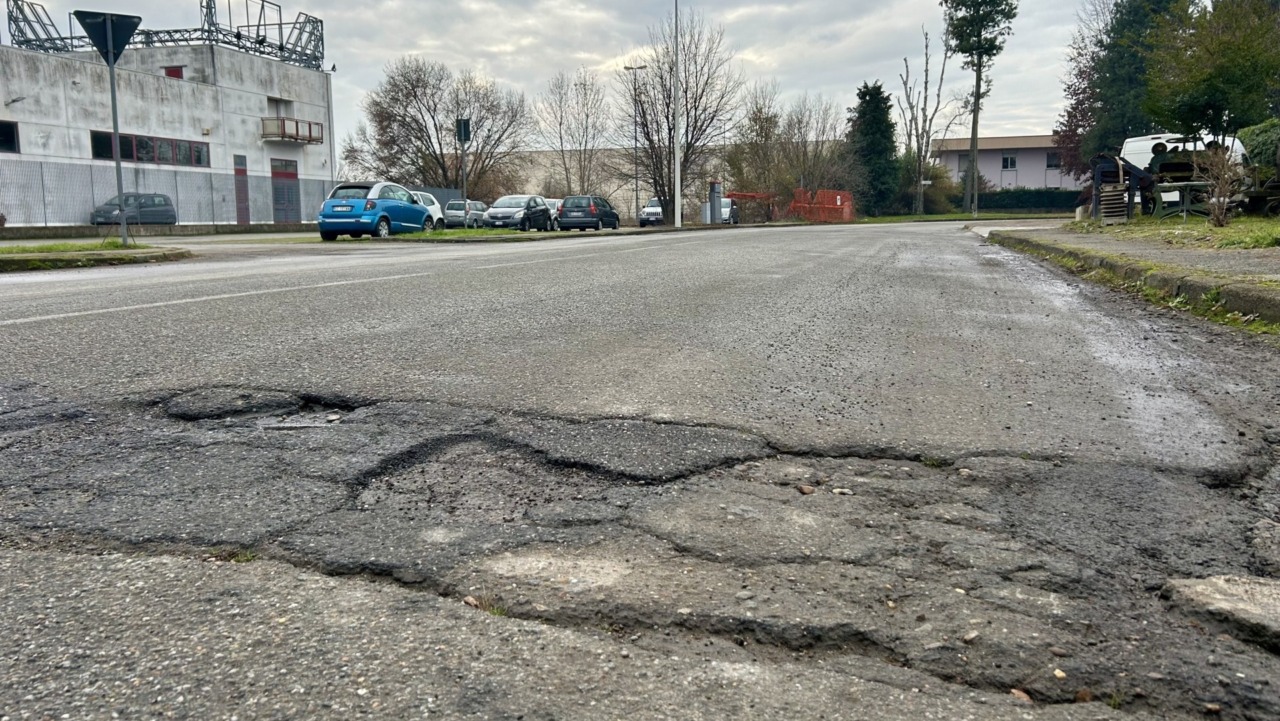 Vercelli, “ogni strada c’è una buca”: dopo la pioggia, l’asfalto si sgretola in via Sassone (e non solo)