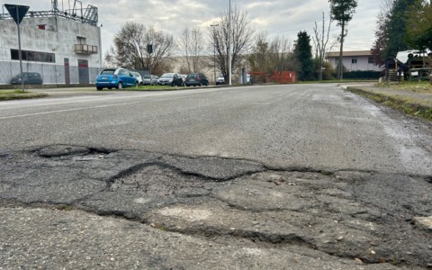 Vercelli, “ogni strada c’è una buca”: dopo la pioggia, l’asfalto si sgretola in via Sassone (e non solo)