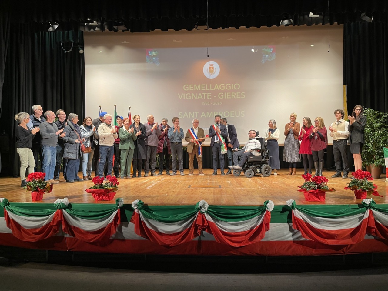 Vignate, una domenica ricca di emozioni: premio Sant’Ambroeus, borse di studio e rinnovo del gemellaggio con Gières