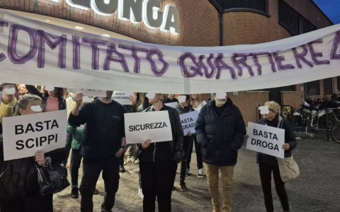 Violenza sessuale, cassiera aggredita nel bagno del supermercato