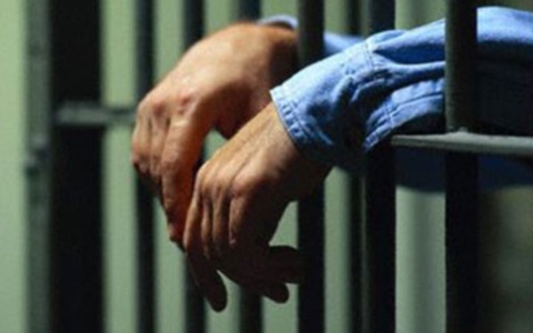 Violenze fisiche e psicologiche nei confronti di moglie e figli minori: arrestato