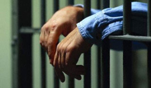 Violenze fisiche e psicologiche nei confronti di moglie e figli minori: arrestato