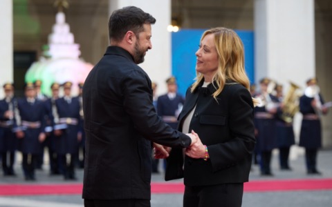 Zelensky da Meloni: “Mi fido di lei sui negoziati”. Putin rivendica il Donbass: “E’ russo, è un fatto storico”